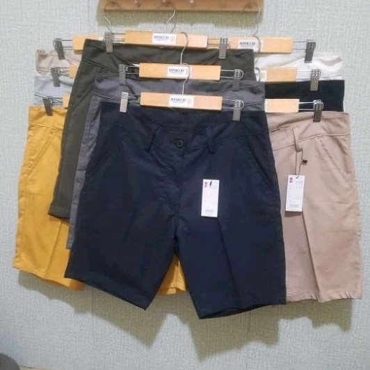 celana pendek chinos uniqlo hitam//celana pendek chinos uniqlo nevy//celana pendek chinos uniqlo arm