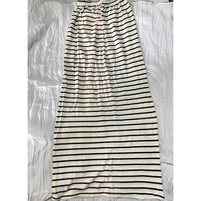 rok hitam putih bergaris