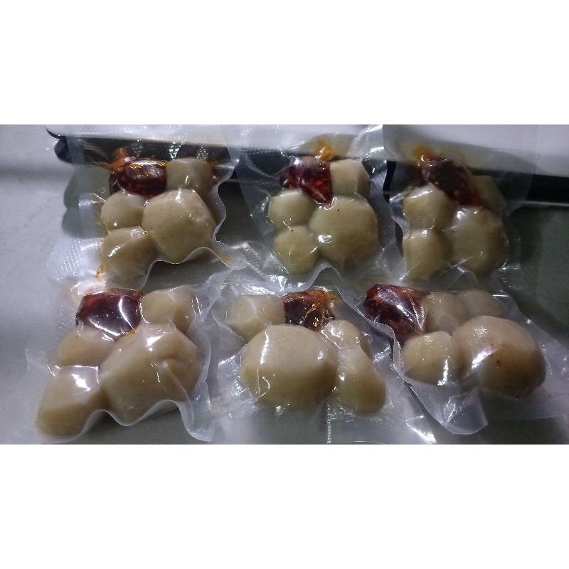 

Baso isian ayam suwir dan Chili oil