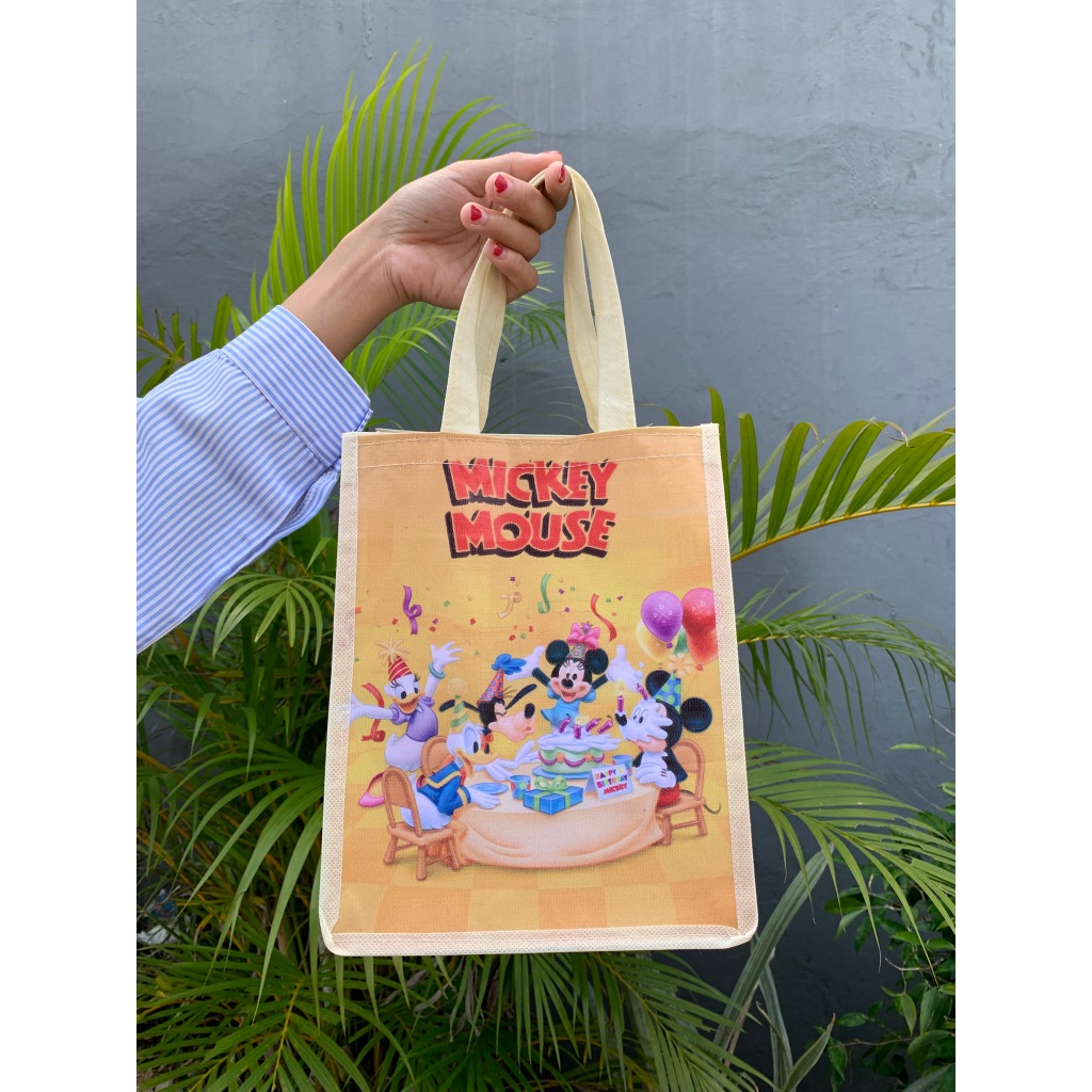 

Goodie Bag Hampers Souvenir Tas Ulang Tahun Anak Mickey Mouse Bahan Spunbond Ready Stok Potrait