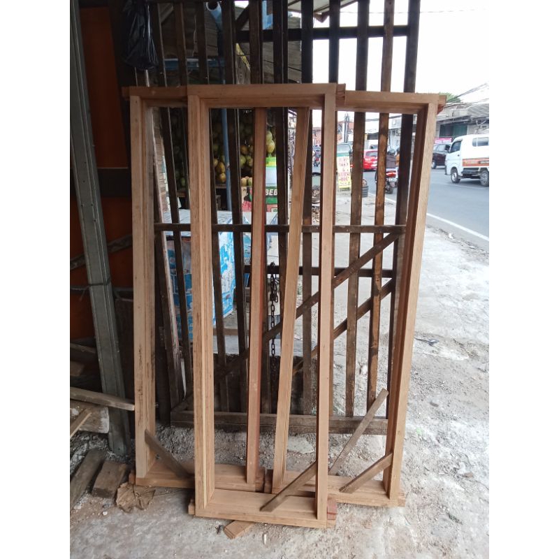 kusen plus daun jendela kayu Borneo