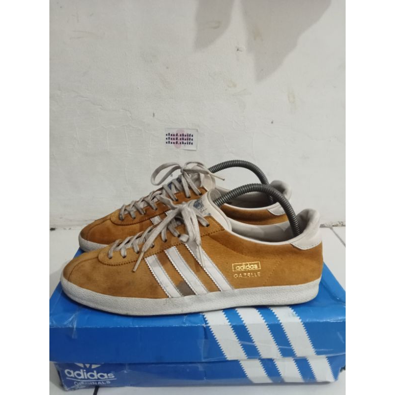 sepatu adidas gazelle og yellow