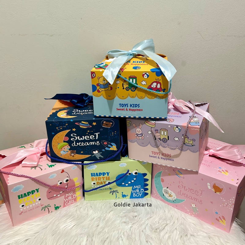 

Kotak Goodie Bag Anak Premium size 20x20 / 23x23 (FREE TALI DAN PITA) Souvenir Ulang Tahun Anak Goodie Bag Snack Ultah Box Ultah Anak Bingkisan Ulang tahun Anak Paper Bag Ultah Anak Paper Bag Ulang Tahun Anak Tas Goodie Bag Ultah Anak