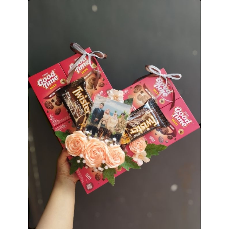 

SNACK LOVE PARCEL HAMPERS HADIAH COKLAT COOKIES ASTOR LOVE VIRAL FOTO HADIAH