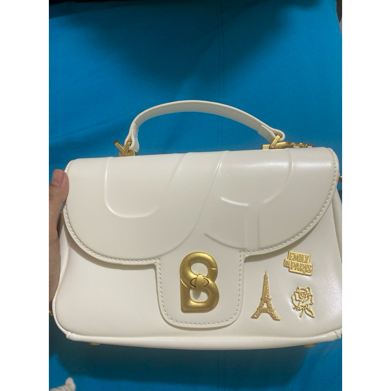 Preloved Buttonscarves bimu phonebag , audrey chain dan alma bag emily paris Putih
