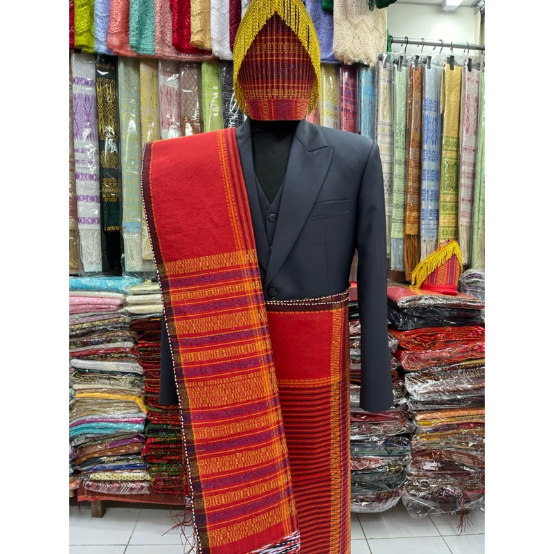 Pakaian Adat Batak Toba Untuk Pria (ulos selendang dibahu + bawahan + topi