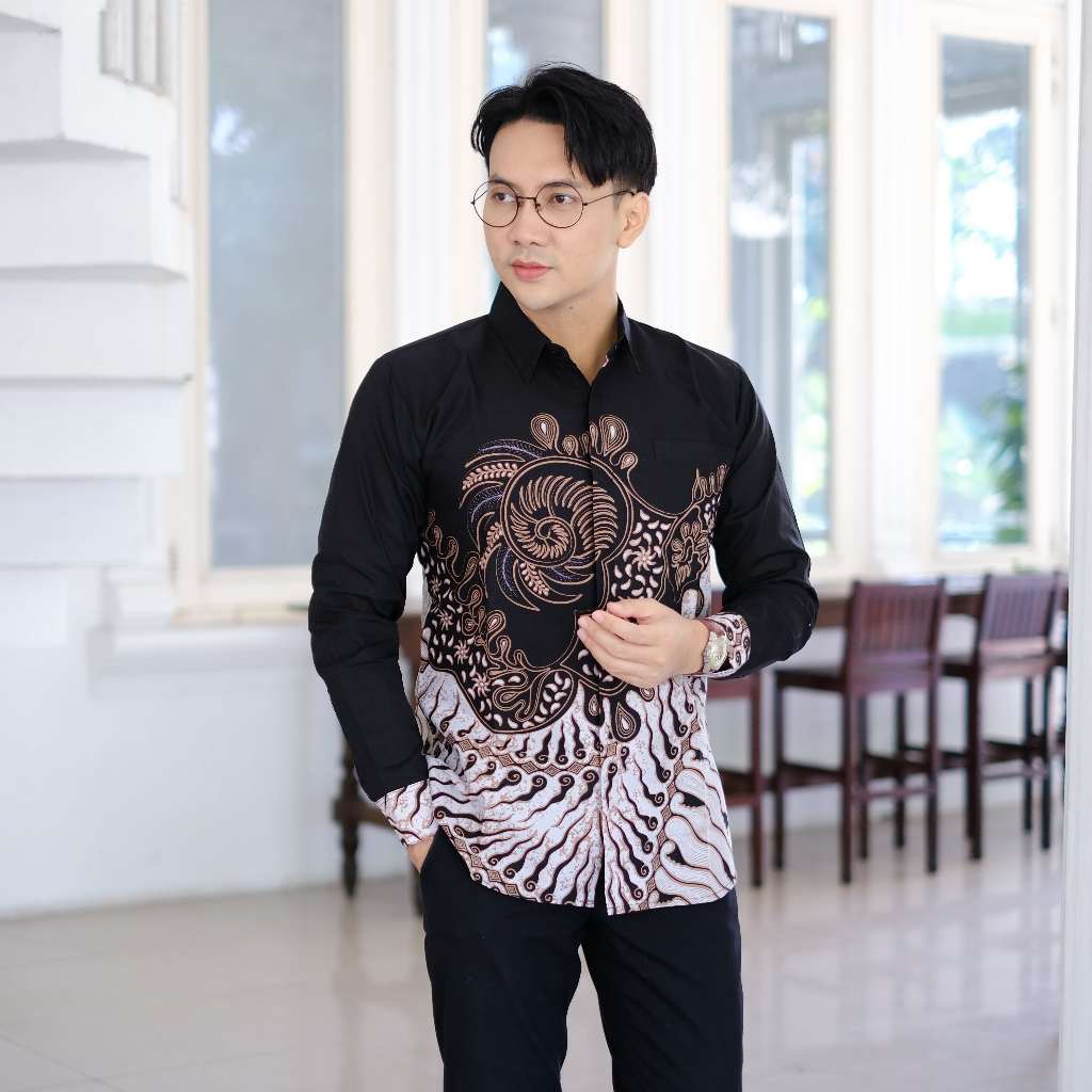 Keren Tanpa Ribet dengan Batik Pria Lengan Panjang Motif Rangkong Hitam Kemeja Batik Pria Slimfit