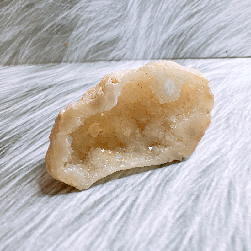 geode batu crystal geode white