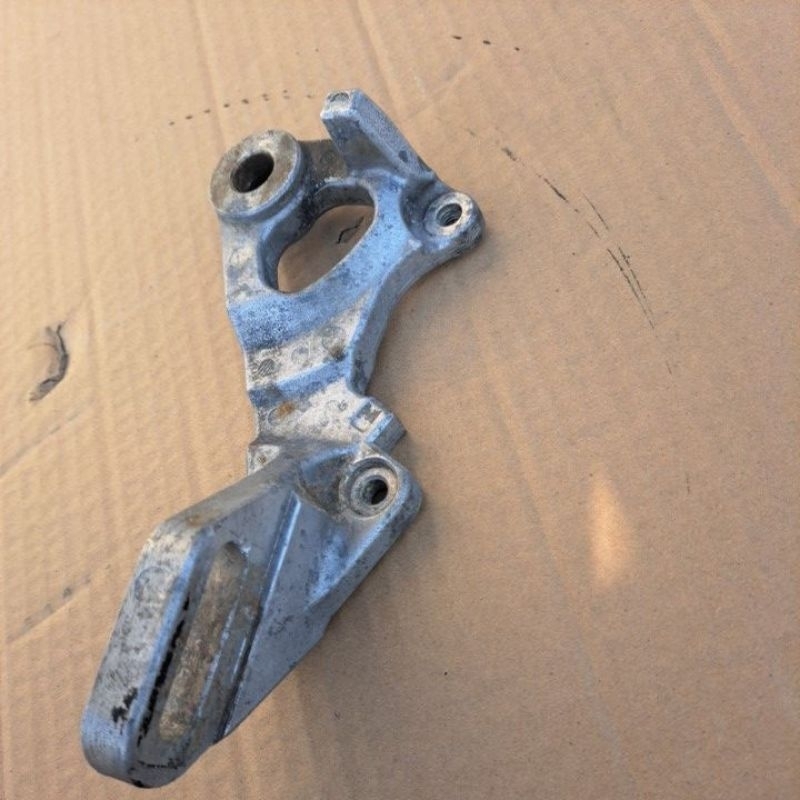 breket dudukan rem belakang  yamaha vixion new