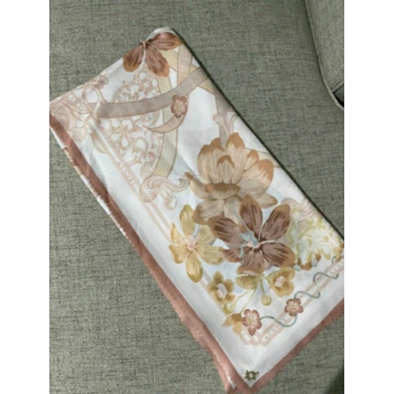 Thalia Scarf Wearing Klamby