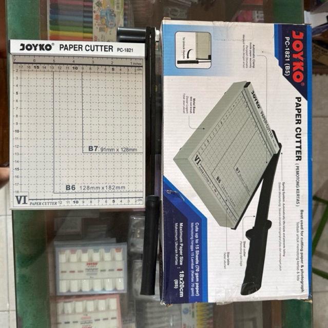 

Paper Cutter B5 PC-1821 Joyko / Pemotong Kertas ukuran B5 18 x 20 cm