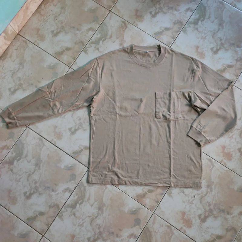 Kaos Uniqlo Pocket Tee Longsleeve