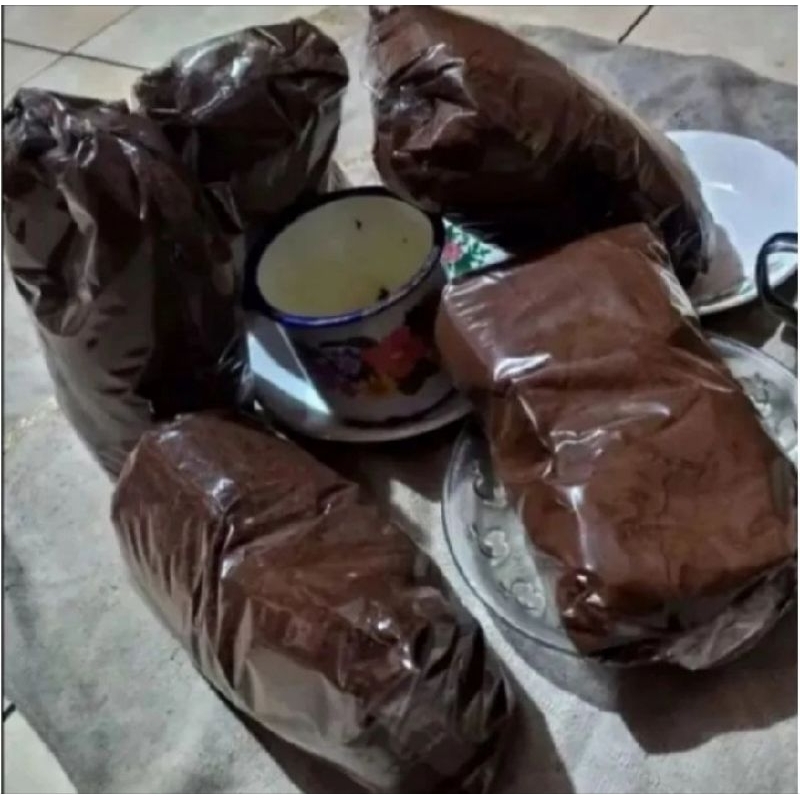 

TERENAK- 1Kg Kopi Bubuk Hitam Asli Dari Madura /Kopi Kampung Hitam Pahit / Kopi Kesukaan Anak Anak Remaja