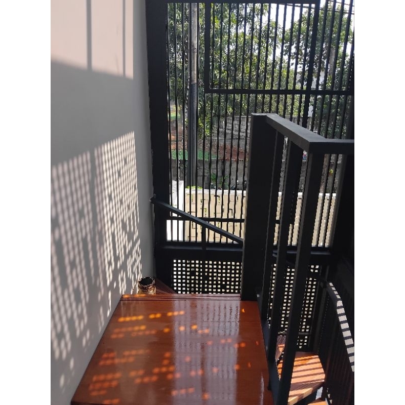 Tangga putar pijakan kayu