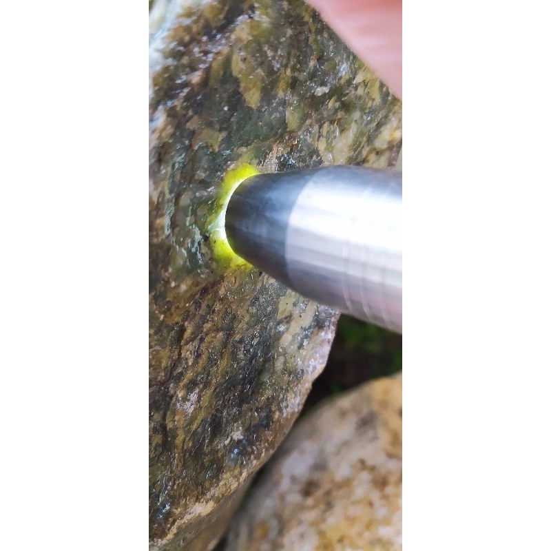 BONGKAHAN BATU GIOK HIJAU NEPHRITE JADE ACEH 400 Kg