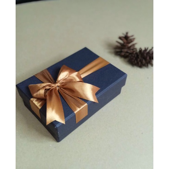 

kotak kado 15x1x5 berpita