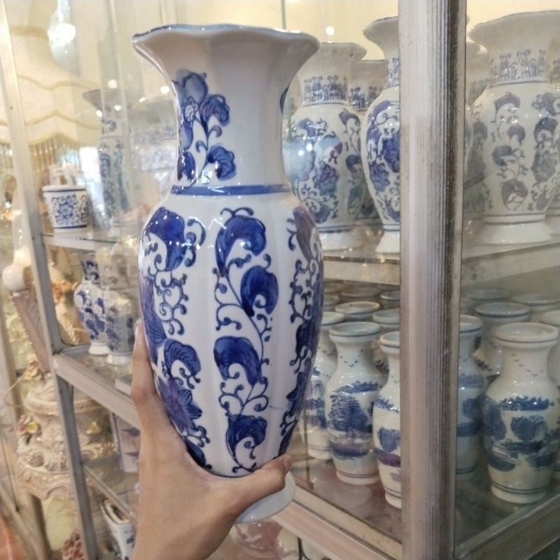 vas keramik biru putih