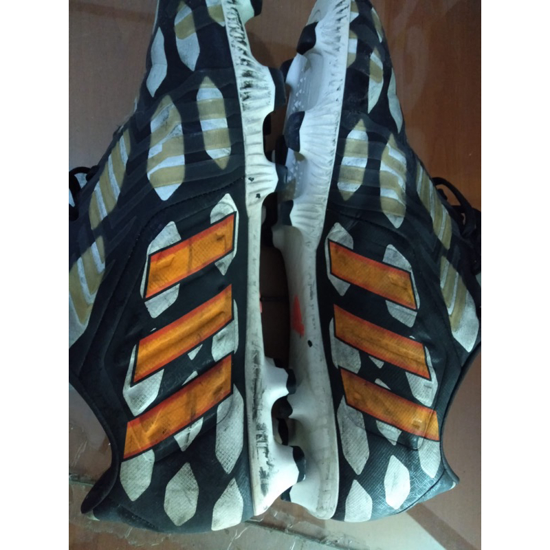 Sepatu bola Adidas Predator Absolado