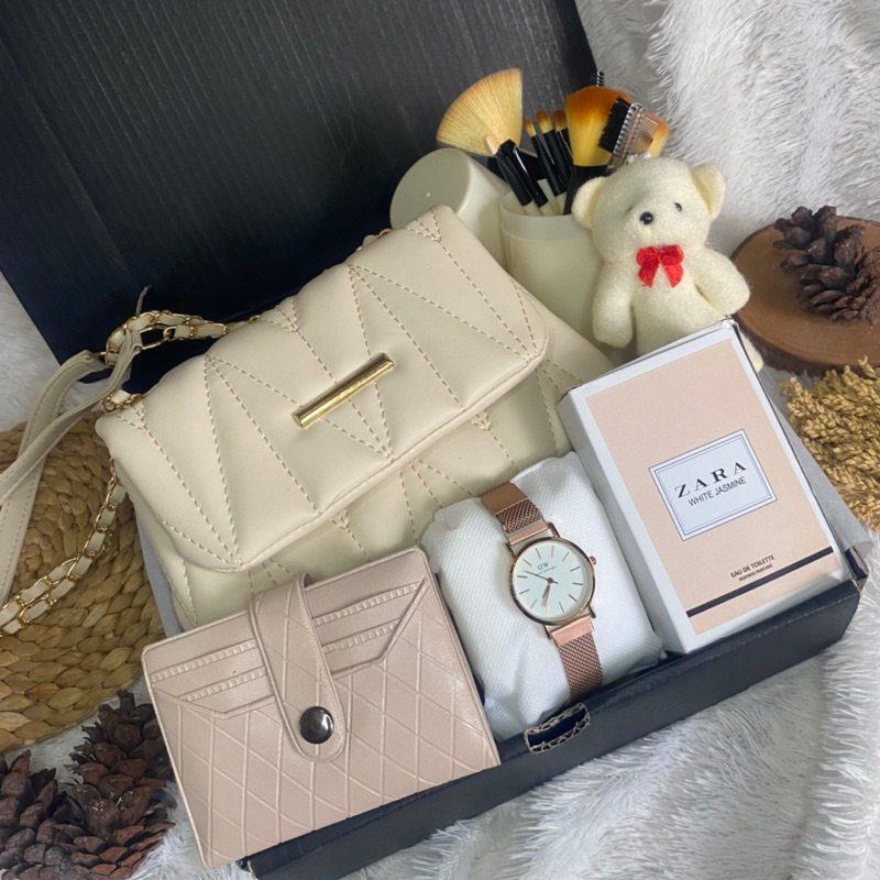 BISA COD HAMPERS CEWEK KADO CEWEK GIFTBOX KADO ULANG TAHUN KADO ANNIVERSARY HADIAH WISUDA