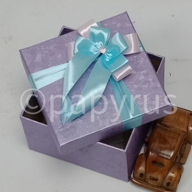 

PAPYRUS 15x15 Tinggi 10cm Kotak Kado Gift Box Hadiah V1