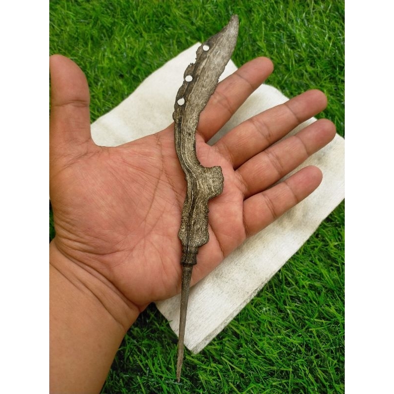 Wilahan Kujang Ageman Tangguh Pajajaran
Pamor Singkir Banyumili
Wingit Bertuah