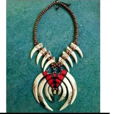 kalung etnik taring babi khas kalimantan