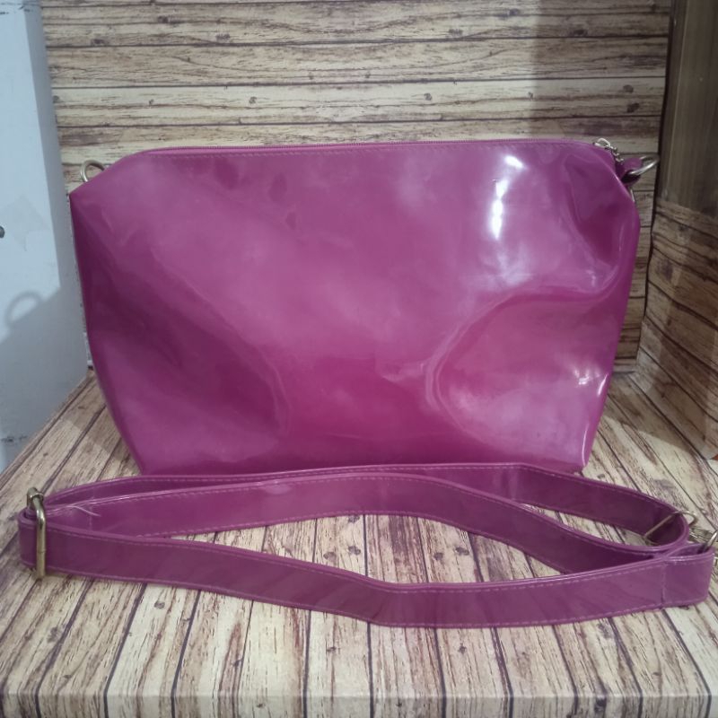 [Preloved Cantik] Tas Selempang Wanita Glossy Magenta