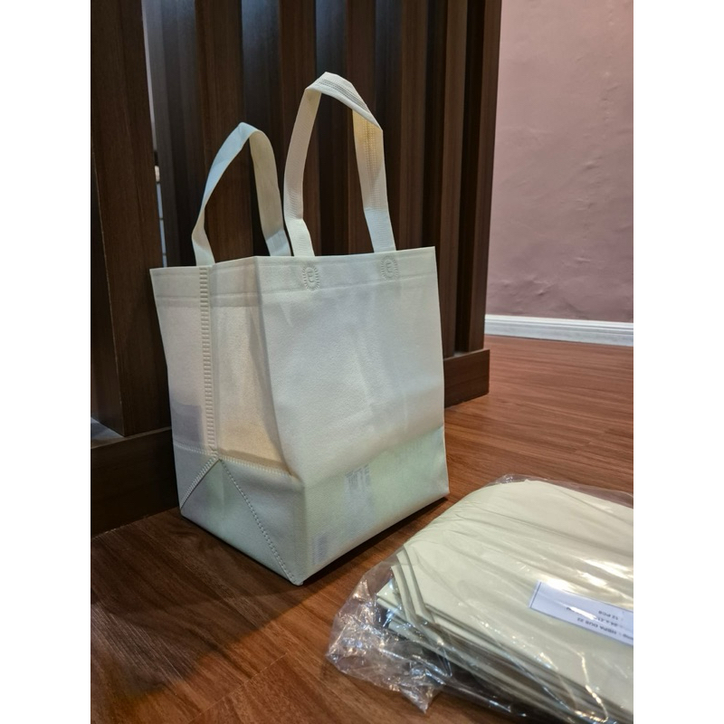 

GOODIE BAG/ HBPA / TAS SPUNBOND / TOTEBAG 24x30x22cm (HBPA Dus Box)