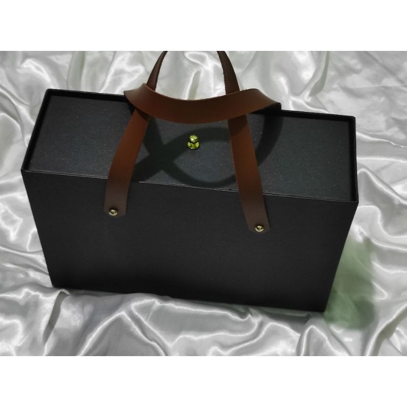 

Box Custom UlangTahun / Box Hampers Model Tali slide / Box Hampers Wedding