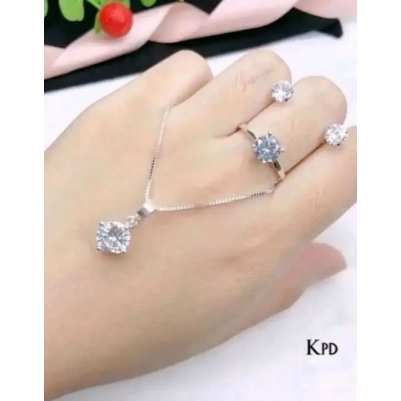 satu set perhiasan wanita dewasa titanium silver terbaru .