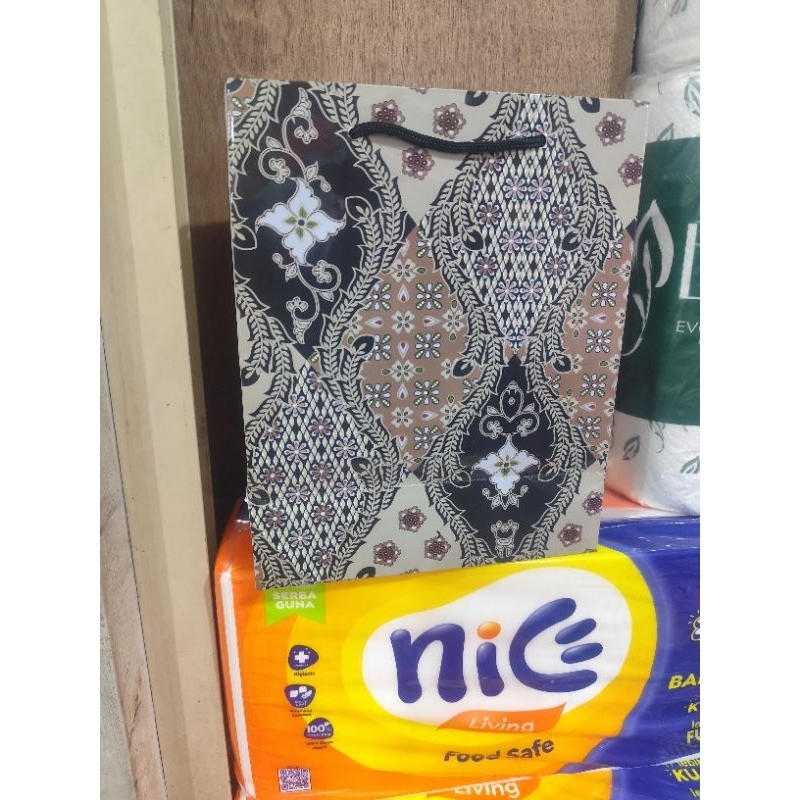 

paper bag buku batik glossy bahan tebal isi 12 pcs terlaris dan termurah