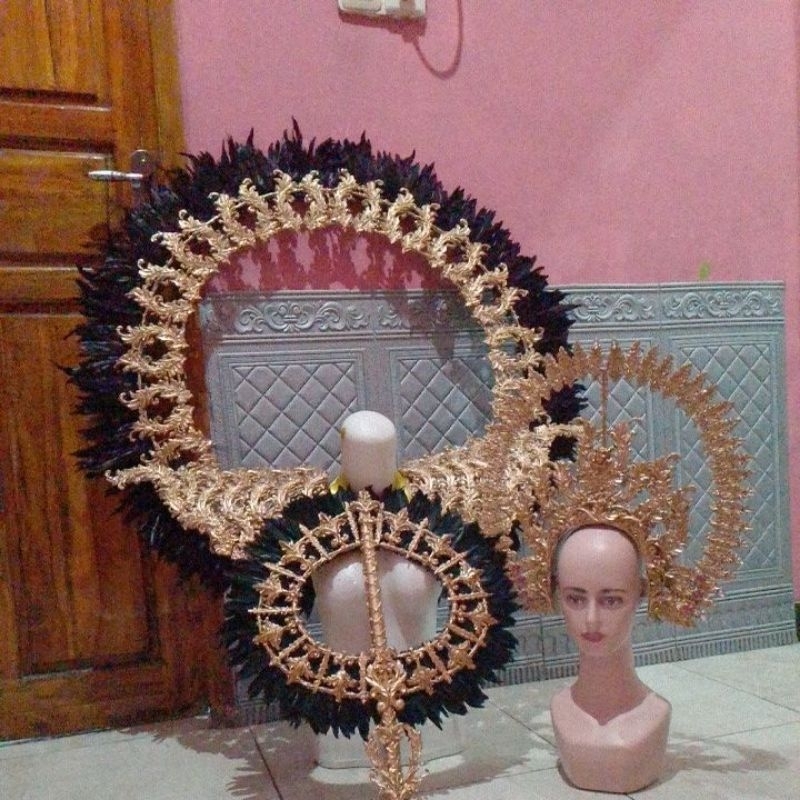 mahkota sayap dan tongkat maskot karnival