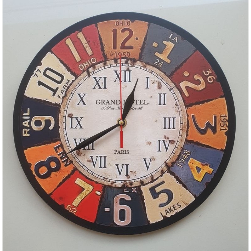Jam dinding design vintage the Grand Hotel