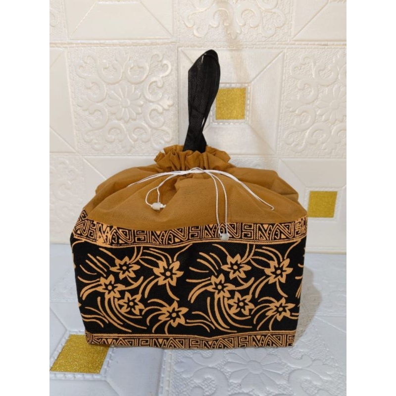 

TAS HAJATAN SPUNBOND SERUT MOTIF BATIK BINTANG Ukuran 22 x 22.TAS KOTAK NASI/TAS KUE/TAS ULTAH/TAS PARSEL/TAS SOUVENIR/GOODIE BAG