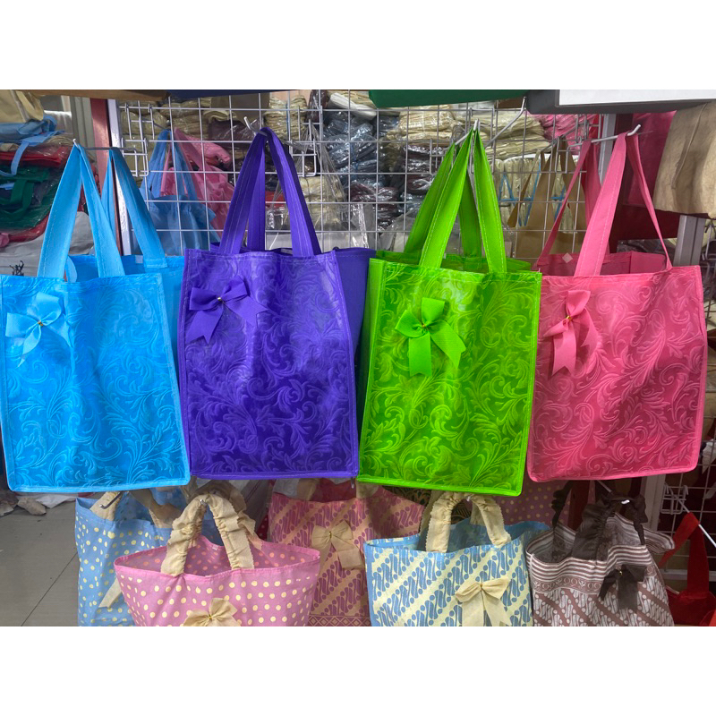 

TAS SPUNBOND HAJATAN BOX NASI EMBOSS TEXTURE TIMBUL WARNA WARNI SIZE 22x22x30