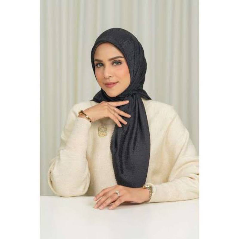 buttonscarves everyday tapis embossed black