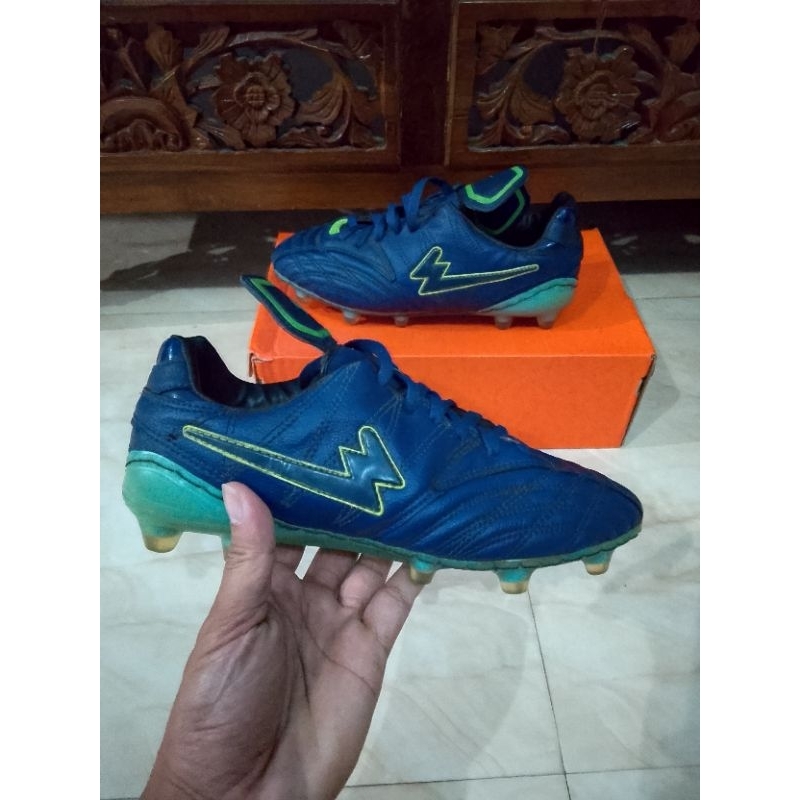 sepatu bola seken bekas original size 40