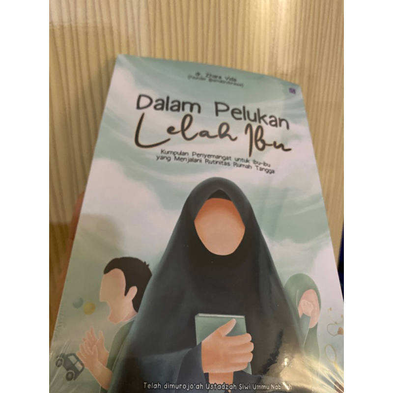 

Buku Dalam Pelukan Lelah Ibu