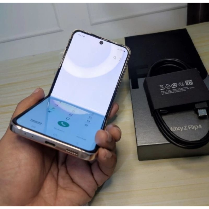 Preloved Samsung Galaxy 5G Z Flip 4 8/512GB warna Gold mulus pemakaian pribadi HP second Ex Sein