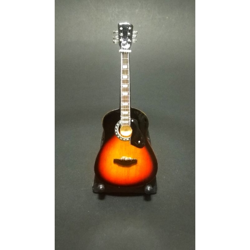 MINIATUR GITAR AKUSTIK WARNA COKLAT SUNBURST PICKGUARD HITAM 1:12 (11cm)