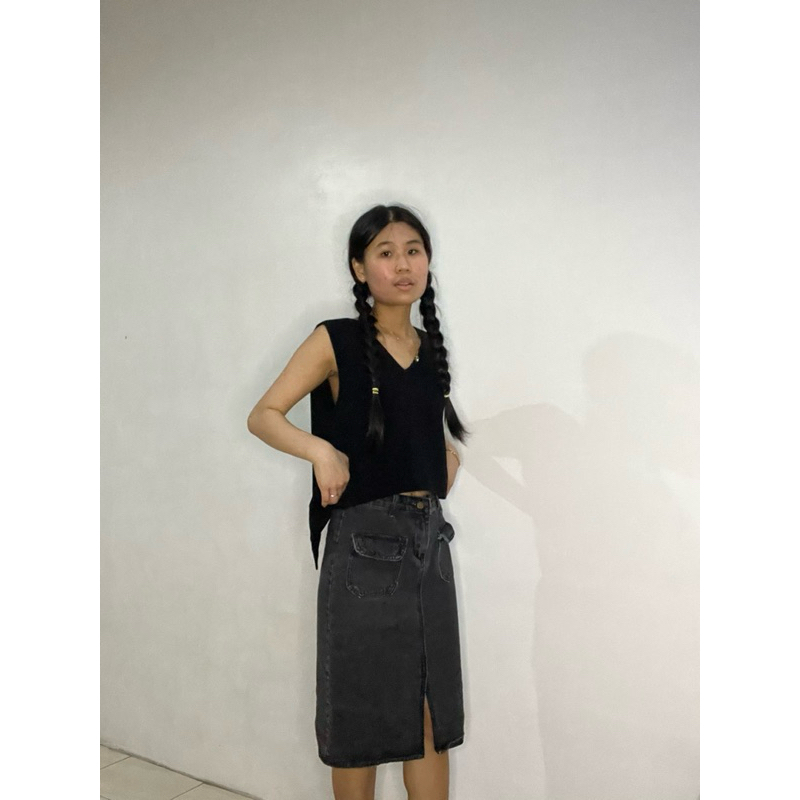 (PRELOVED) ATASAN HITAM V-NECK TOP KOREA WANITA