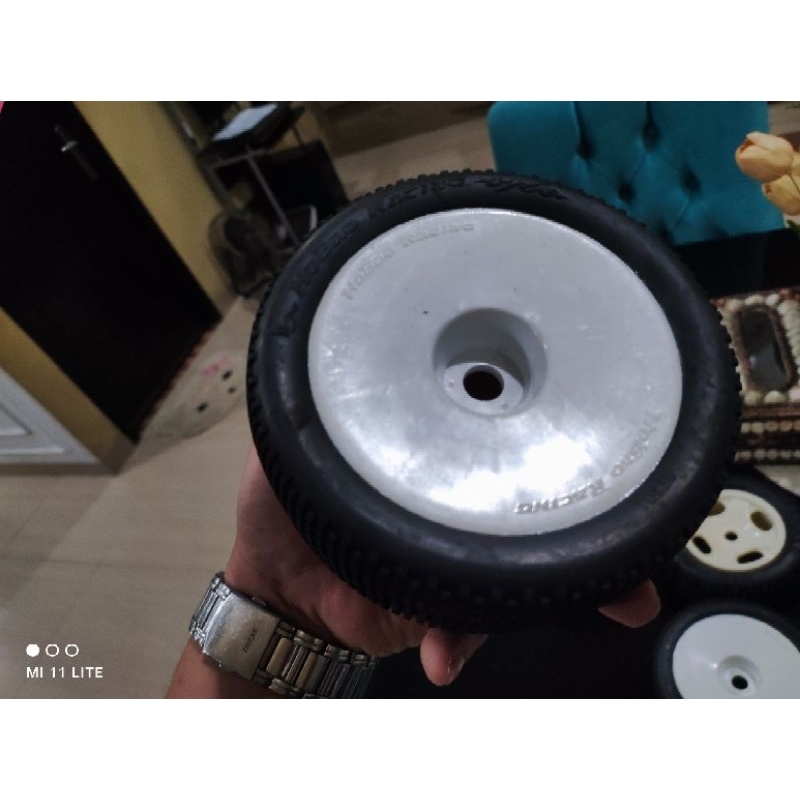Velg dan Ban Truggy Hobao 1/8