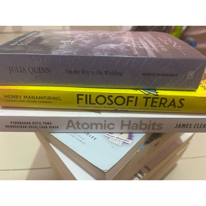 

NOVEL PRELOVED bridgerton ont the way to the wedding indo ver, atomic habits, filosofi teraso