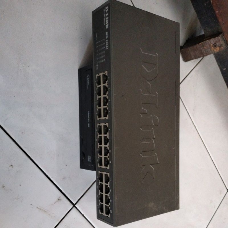 swit hub type D-LINK