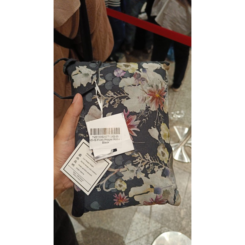 Buttonscarves Prayer Robe Fiore Black As Is (tidak ada box)