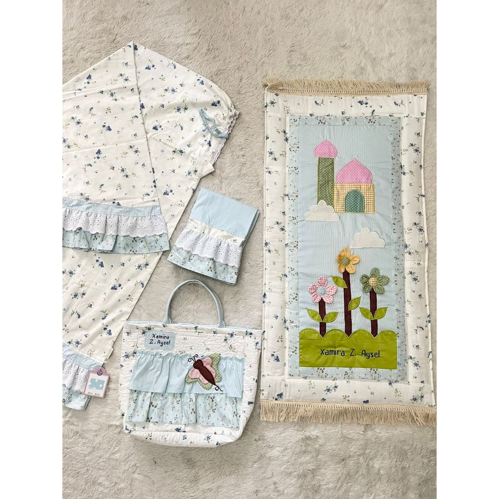 Mukena Rimpel Katun  Jepang MOTIF :  DASAR PUTIH BUNGA BIRU