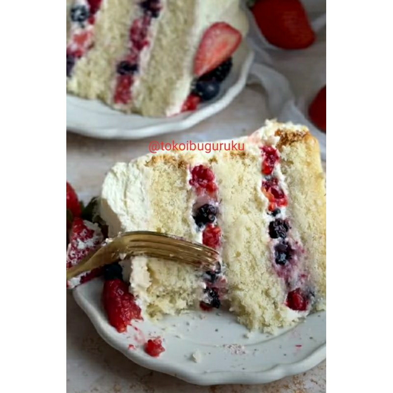 

GLUTEN FREE BLUEBERRY & STRAWBERRY CAKE