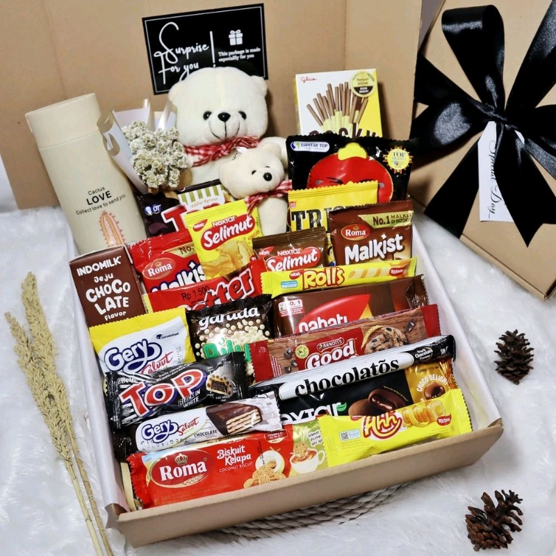 

Hampers Snack Ultah | Kado Wisuda | Hadiah Cowo Cewe | Souvenir Ulang Tahun | Gift Box Pacar