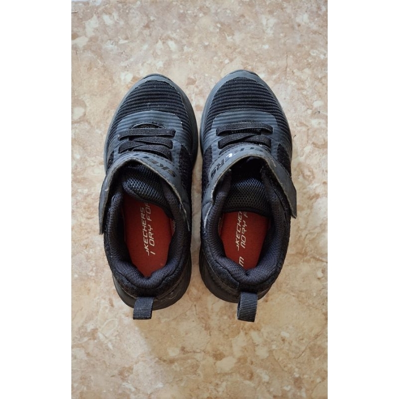 Sepatu skechers anak hitam preloved