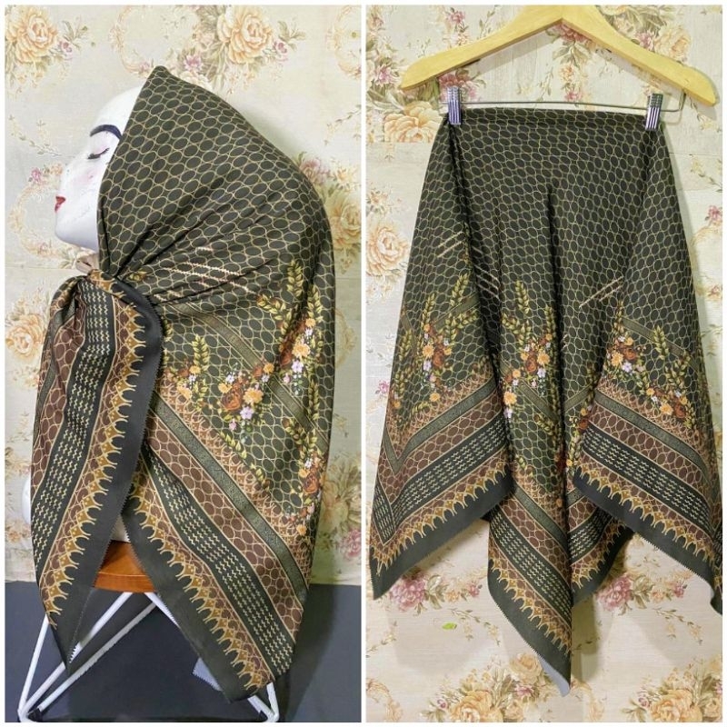 HIJAB SEGI EMPAT VOAL MOTIF BUNGA KLARA HITAM KEHIJAUAN